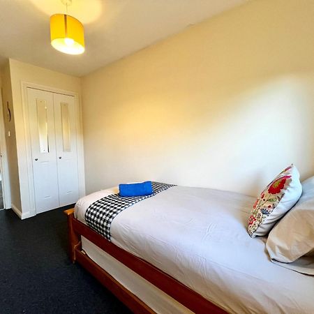 Stylish Modern Flat With Juliet Balcony & Parking Apartment Glasgow Bagian luar foto