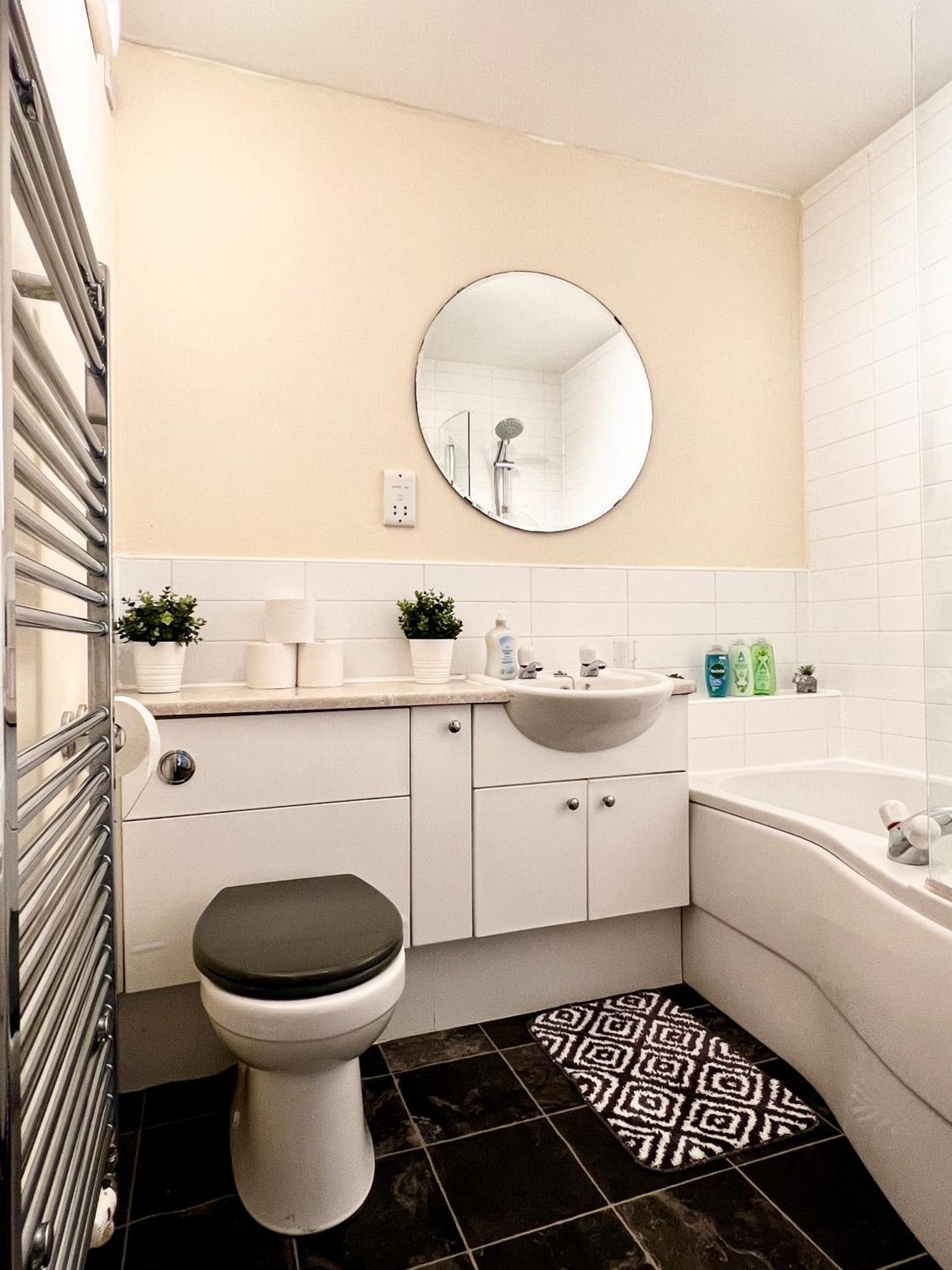 Stylish Modern Flat With Juliet Balcony & Parking Apartment Glasgow Bagian luar foto
