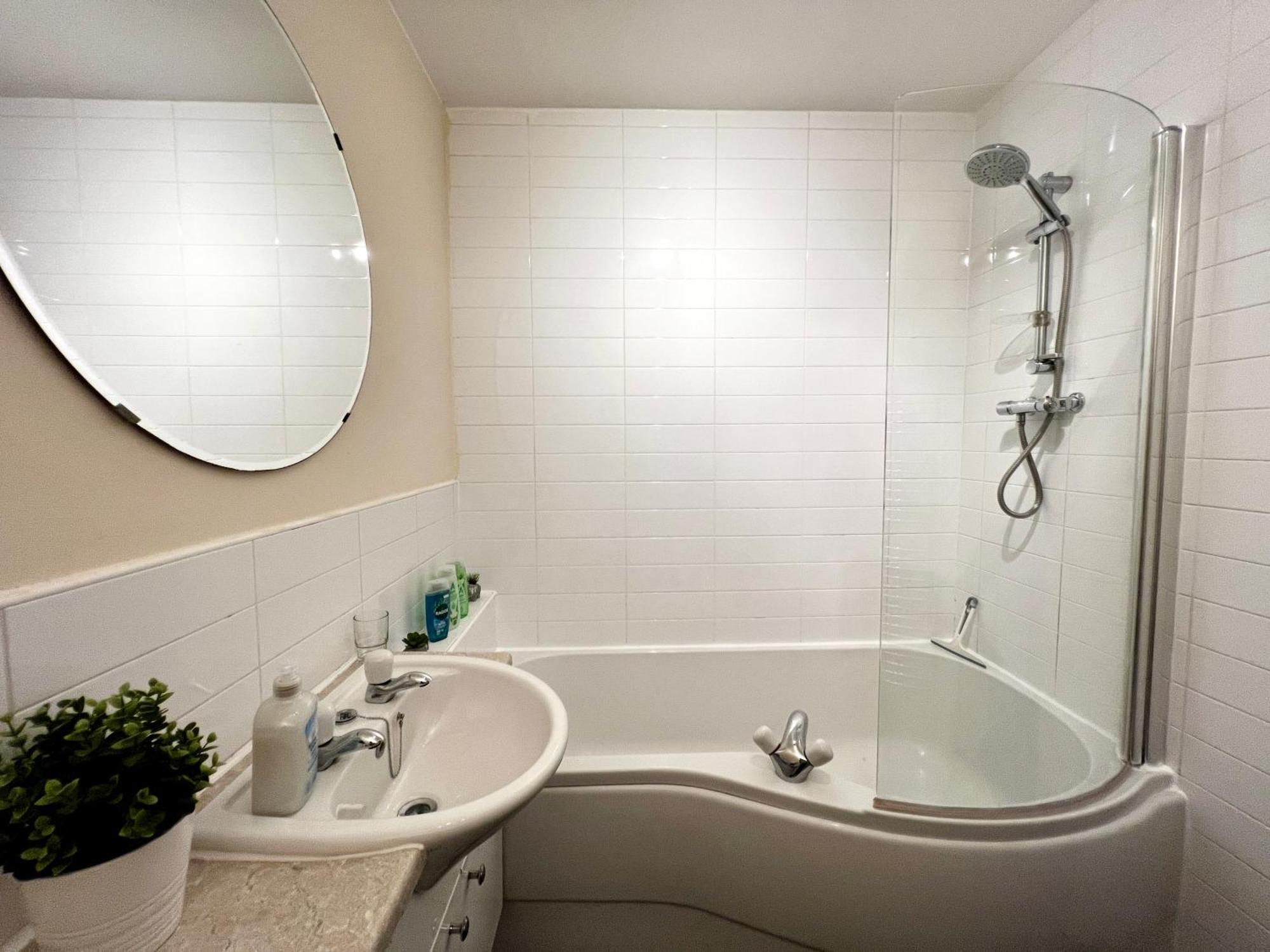 Stylish Modern Flat With Juliet Balcony & Parking Apartment Glasgow Bagian luar foto