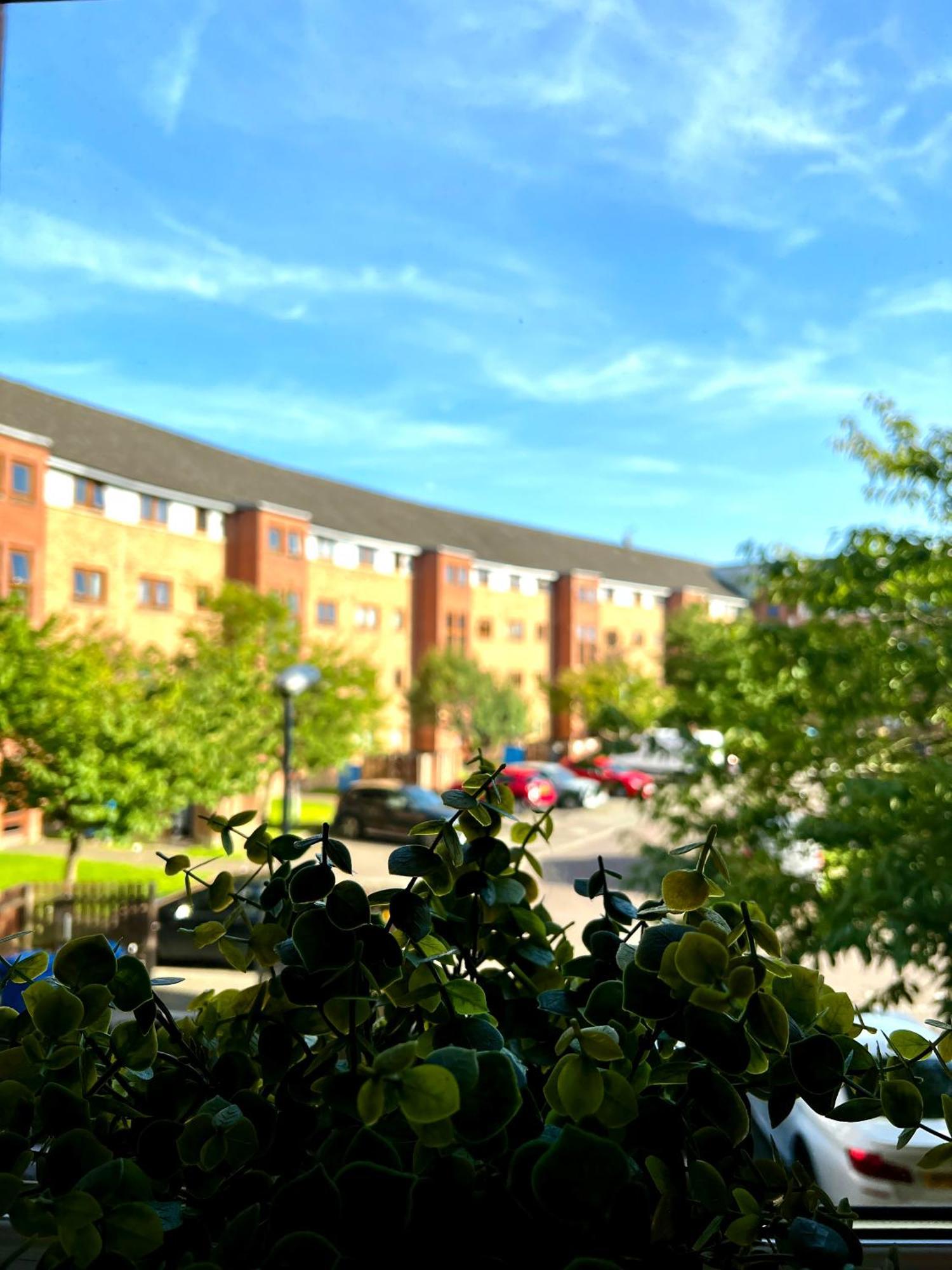Stylish Modern Flat With Juliet Balcony & Parking Apartment Glasgow Bagian luar foto