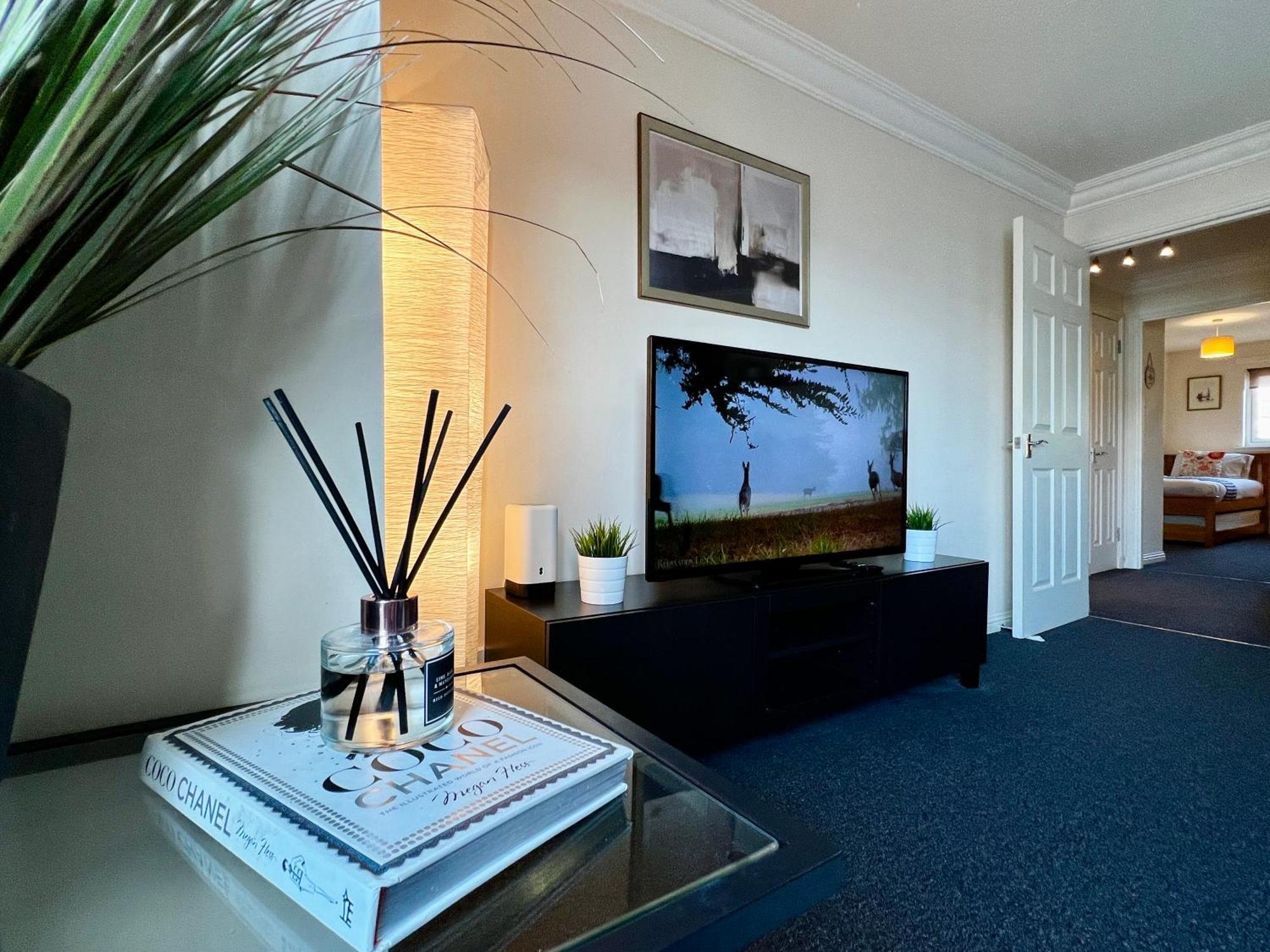Stylish Modern Flat With Juliet Balcony & Parking Apartment Glasgow Bagian luar foto
