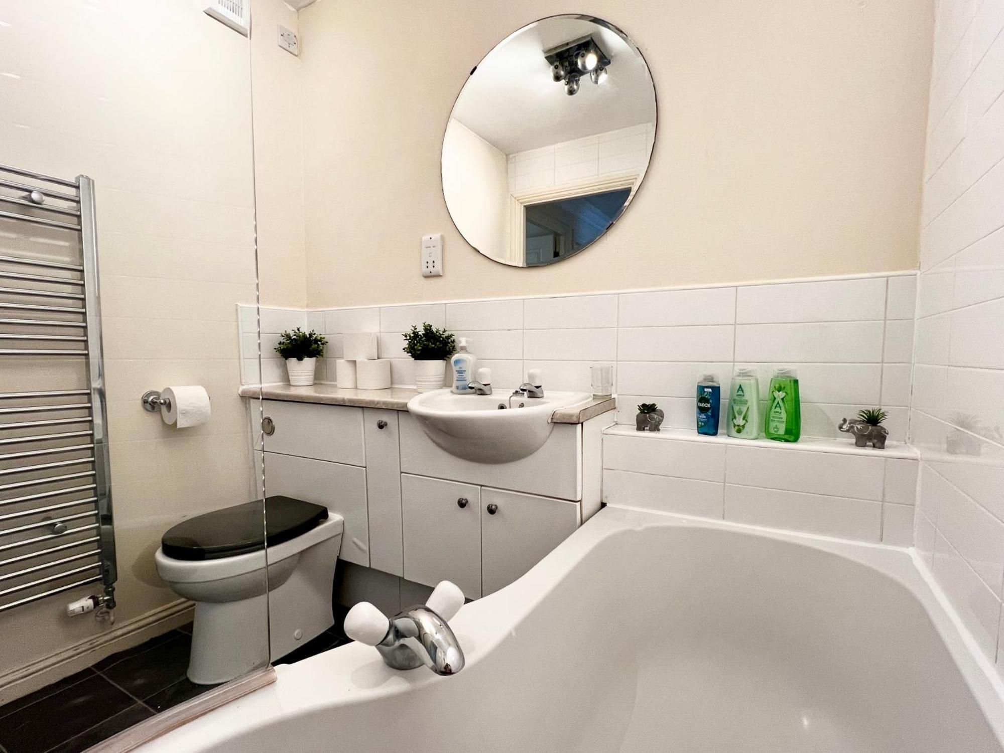 Stylish Modern Flat With Juliet Balcony & Parking Apartment Glasgow Bagian luar foto