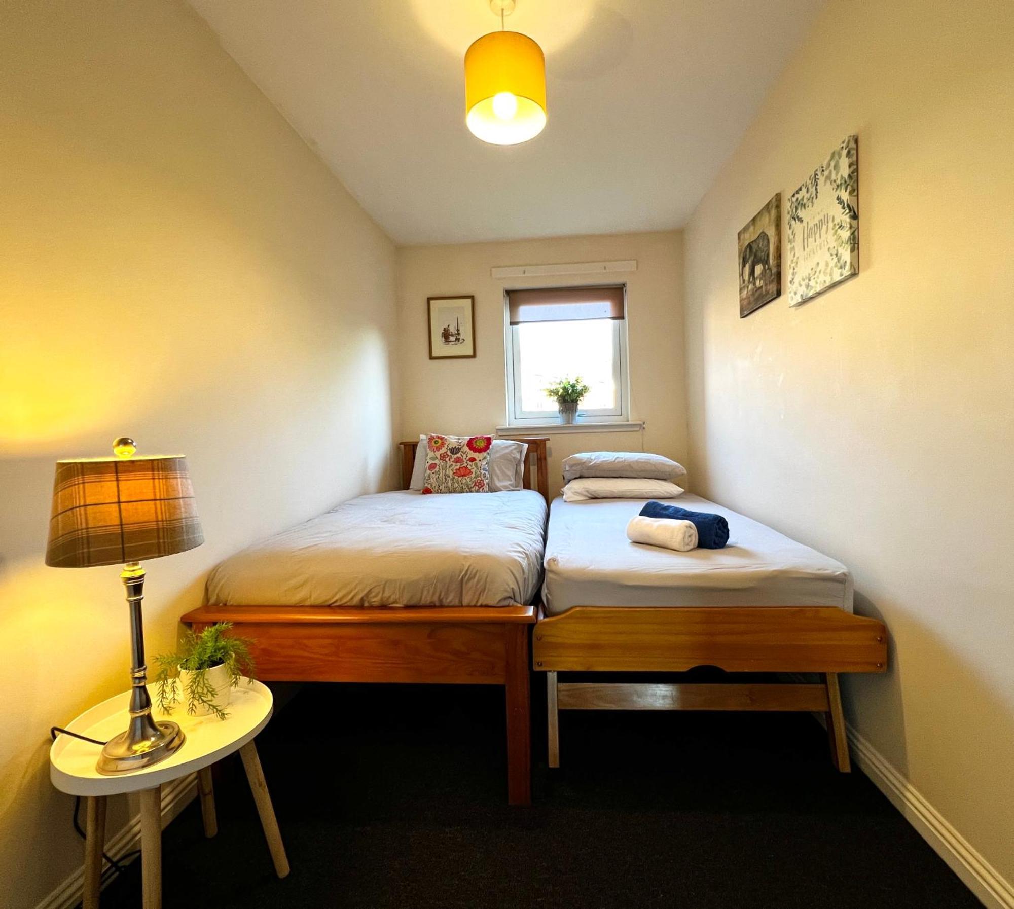 Stylish Modern Flat With Juliet Balcony & Parking Apartment Glasgow Bagian luar foto
